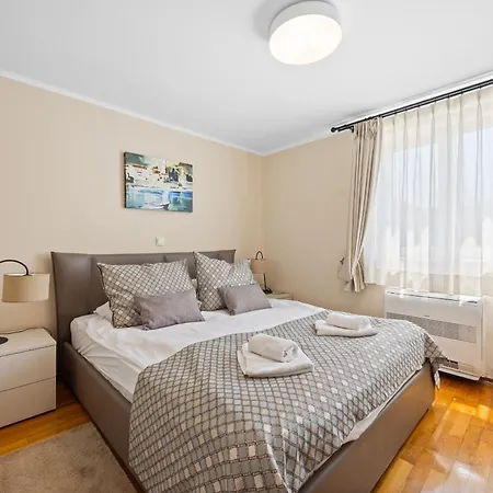 Villa Andrea For 17 People With Private 40 M2 Pool & Pet Friendly Near *